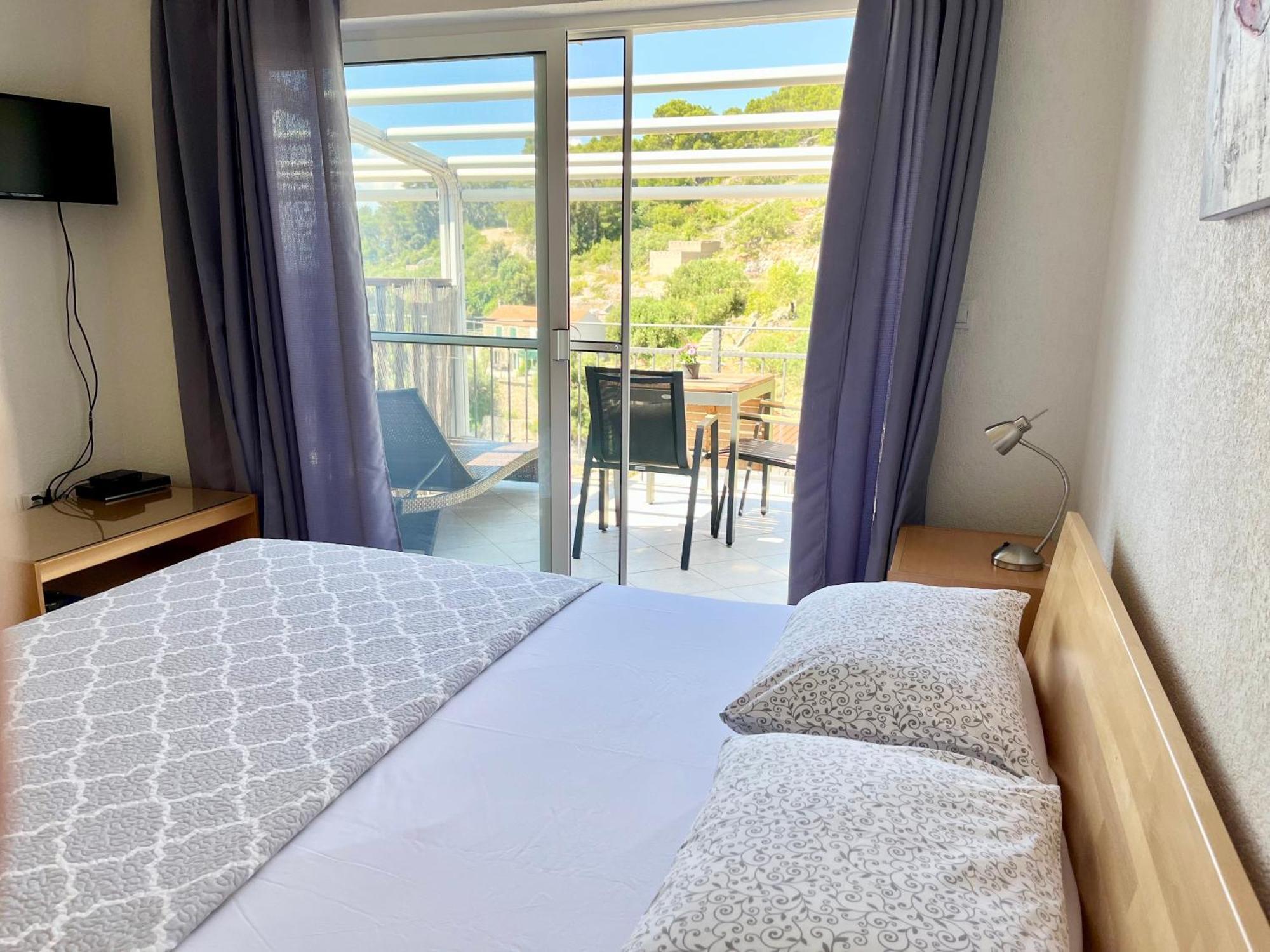 Paradise Apartments - Robinson Getaway Gdinj Екстериор снимка