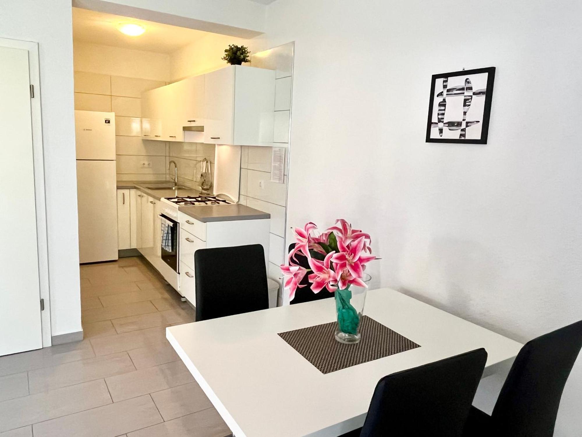 Paradise Apartments - Robinson Getaway Gdinj Екстериор снимка
