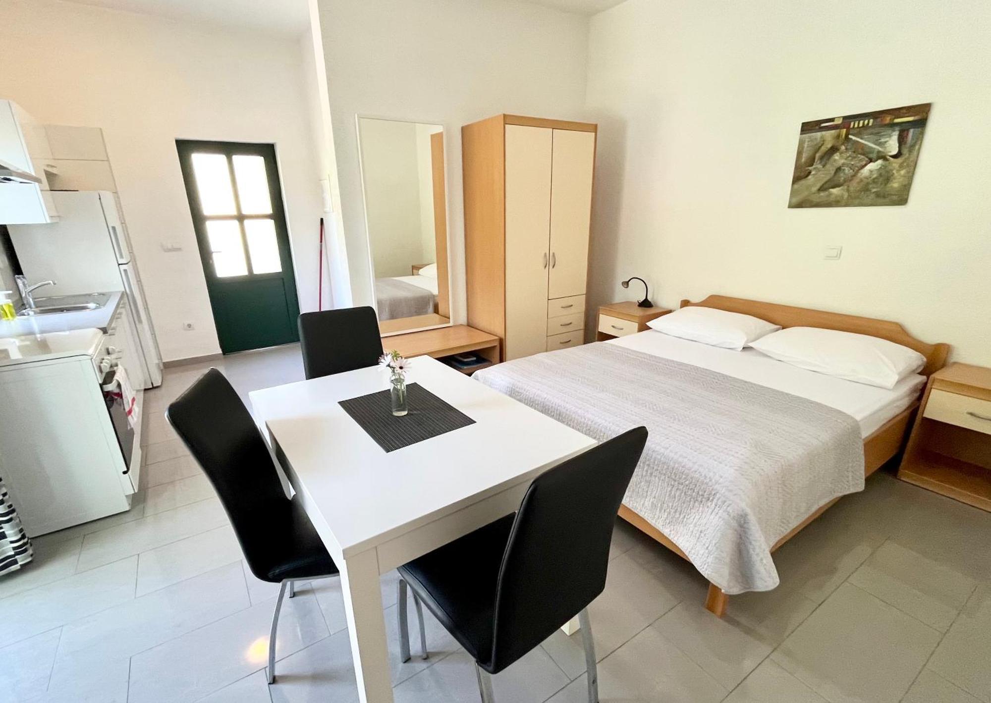 Paradise Apartments - Robinson Getaway Gdinj Екстериор снимка