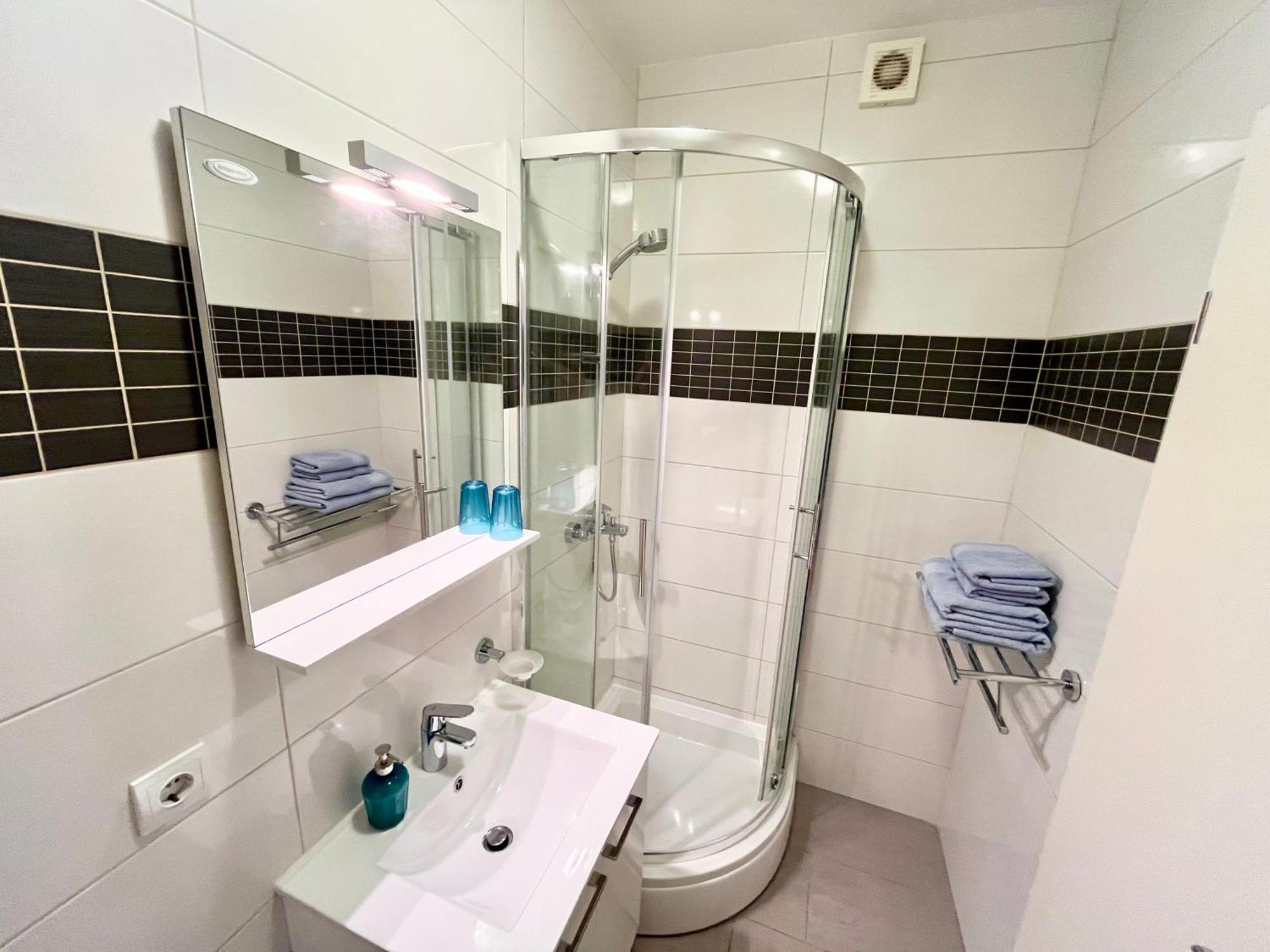 Paradise Apartments - Robinson Getaway Gdinj Екстериор снимка