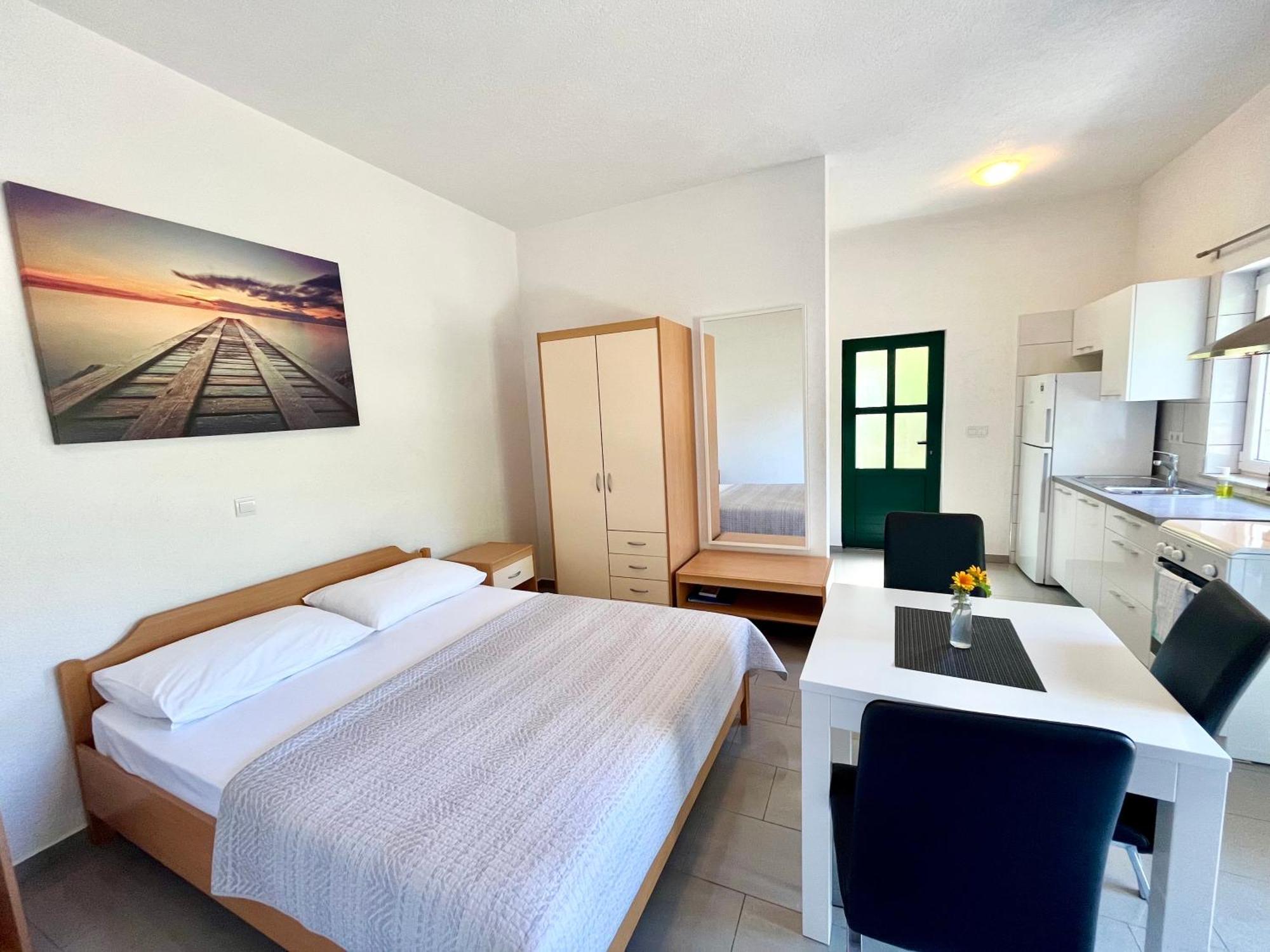 Paradise Apartments - Robinson Getaway Gdinj Екстериор снимка