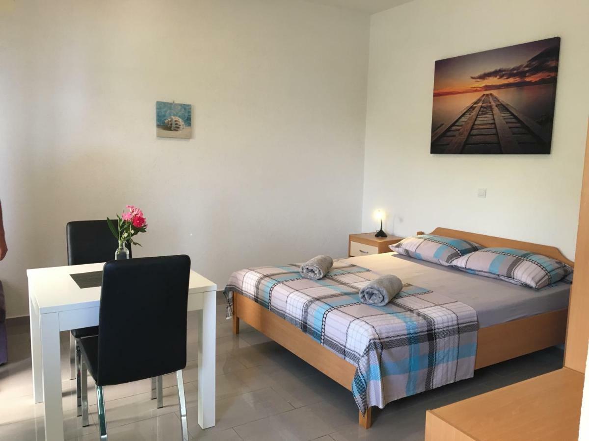 Paradise Apartments - Robinson Getaway Gdinj Екстериор снимка