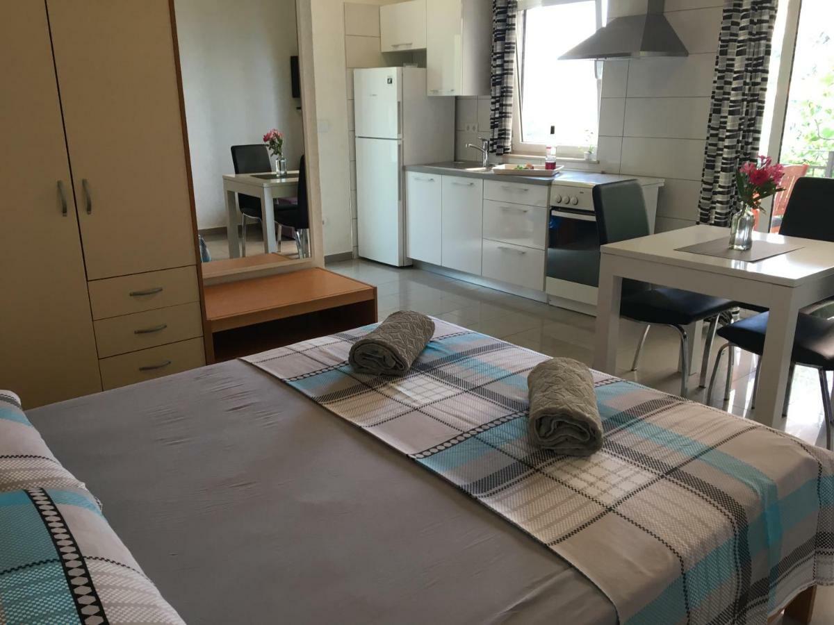 Paradise Apartments - Robinson Getaway Gdinj Екстериор снимка